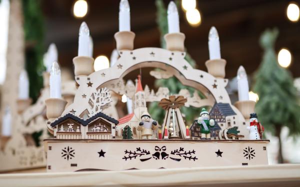 How to Build a Festive Tablescape in Five Steps