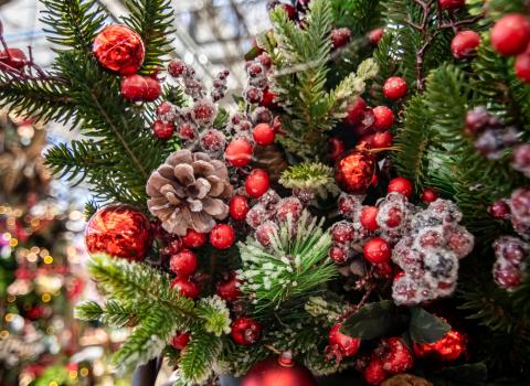 Christmas Lifelike Picks & Sprays